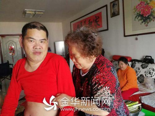 金华74岁老人 照顾生活无法自理的儿女51年