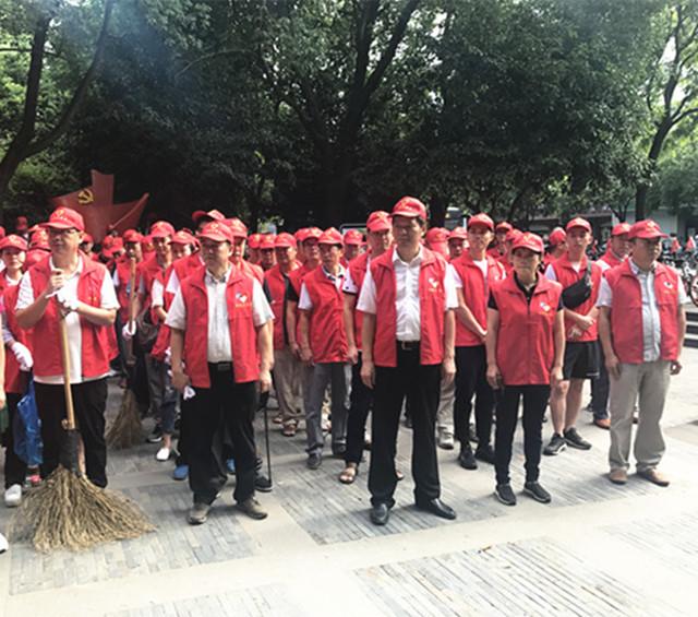 柯城多名志愿者和党员参加“红色服务 垃圾再生”行动