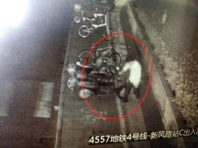 杭州男子和老婆吵完架 对着路边11辆车发酒疯
