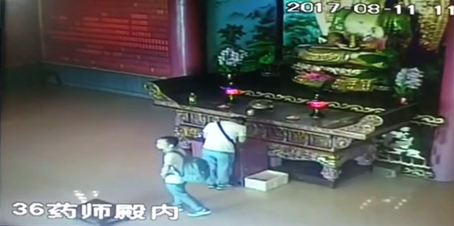 杭州三男子自制工具 天目山中“钓”功德箱的钱