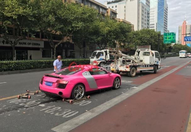 今早杭州庆春路上一17岁小伙被粉色奥迪R8撞飞