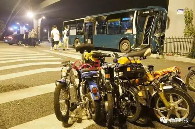 凌晨秋涛路上公交车撞桥墩 车头变形10余人受伤
