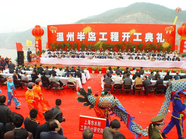 2001年1月3日,时任市长钱兴中率浅滩工程领导小组成员视察浅滩工程