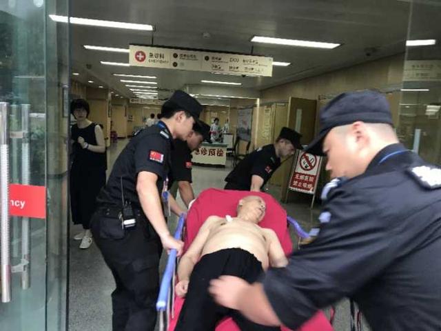 杭州一大爷突然晕倒 90后护士和保安做了件暖心事