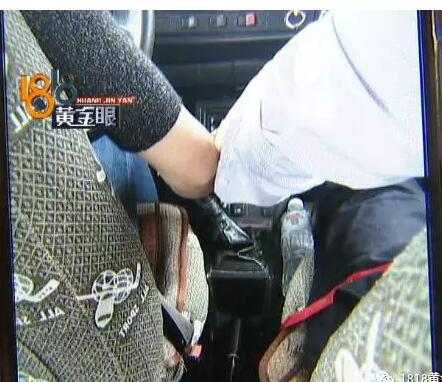 杭州三个女学员投诉男教练 他把放在手大腿上