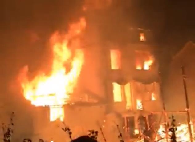 温州永嘉20日晚突发大火 造成18间房屋被烧