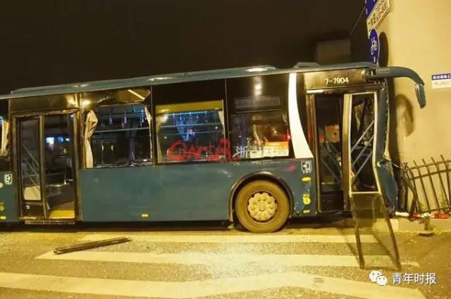 凌晨秋涛路上公交车撞桥墩 车头变形10余人受伤