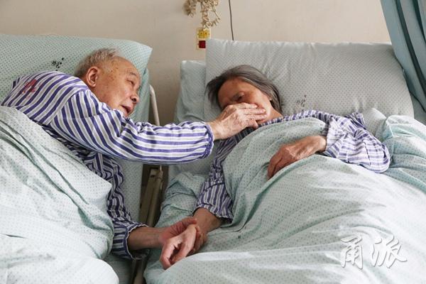 宁波91岁老人拉着83岁老伴的手：让我再看你一眼