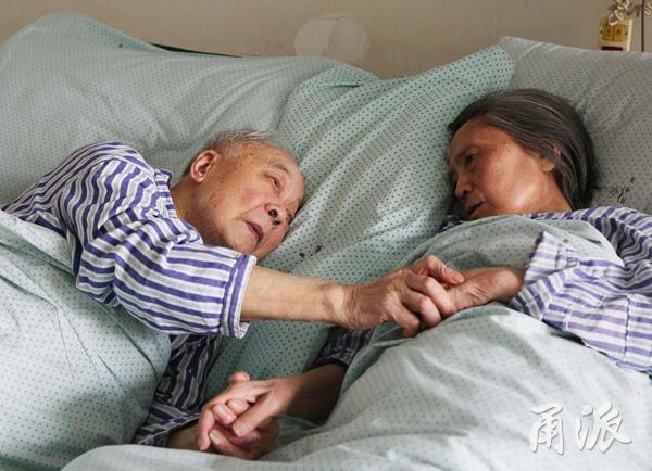 宁波91岁老人拉着83岁老伴的手：让我再看你一眼