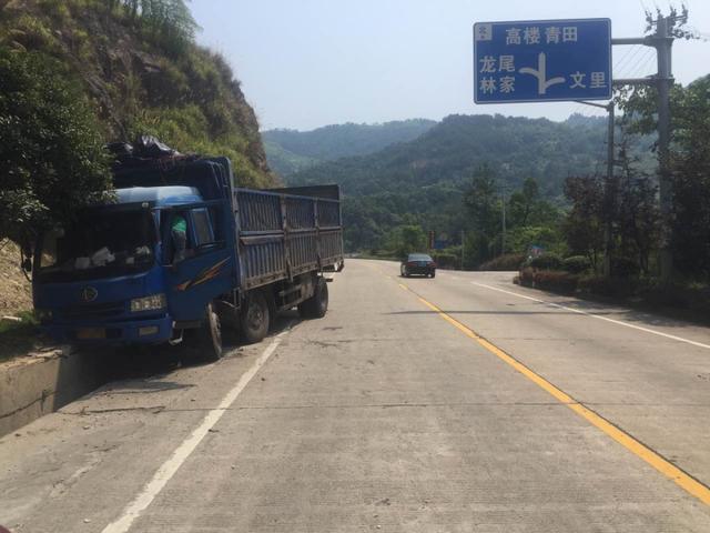 为避高温凌晨赶路 结果白天犯困车子撞烂路肩