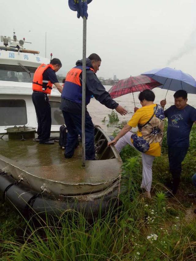 杭州富春江全线封航 23名游客被困富阳新沙岛
