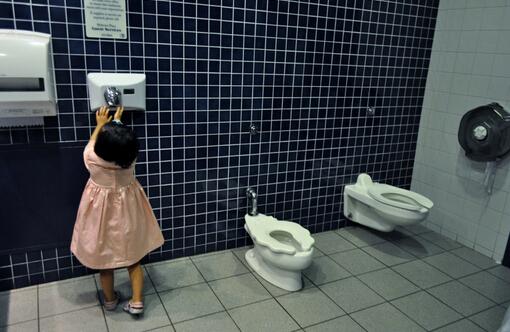 在16世纪马桶被发明之前,人类大多是蹲着上厕所.