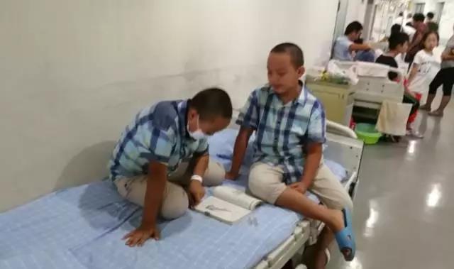 宁波双胞胎哥哥重病 弟弟在医院承担父亲的重任