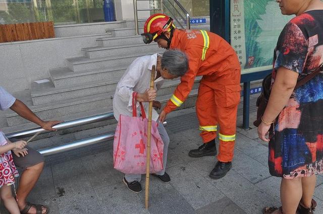 遇上电力故障 杭州一九旬老人被困自助取款机