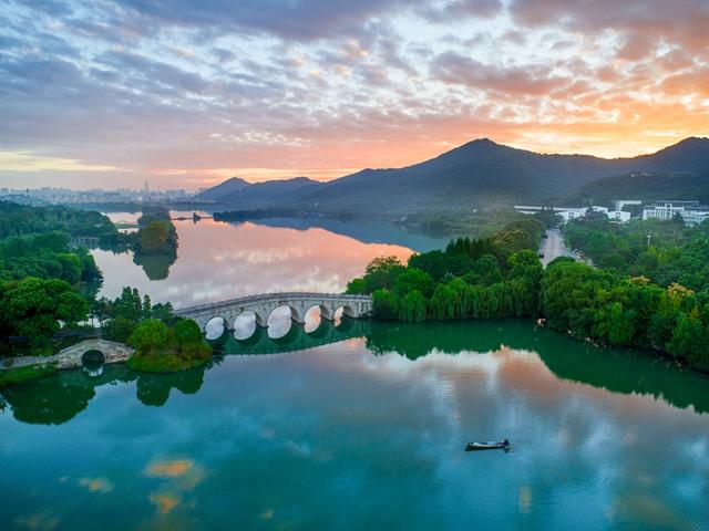 為慶祝中華人民共和國成立70週年,五四運動100週年,湘湖旅遊度假區