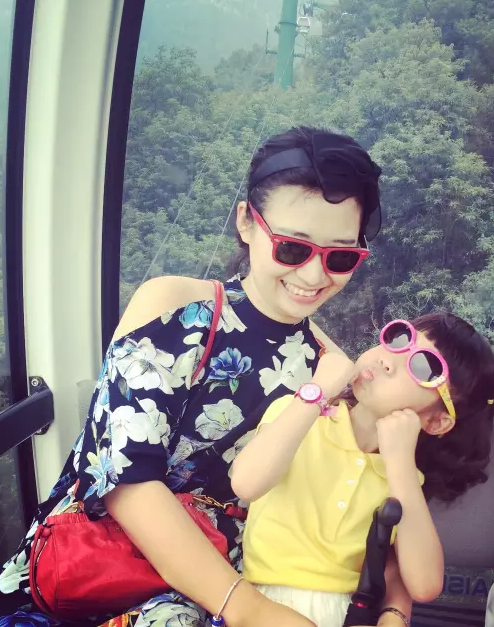 佳佳和妹妹一起出门,经常被误认为是母女.