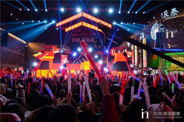 2020杭州震撼跨年 年轻人潮席卷杭州湖滨银泰in77