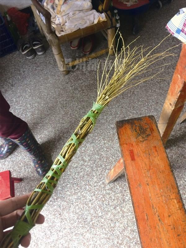 2岁小孩不慎大便失禁拉在裤里 遭姑婆竹条抽打