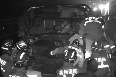 杭州发生车祸司机右腿卡在车里 消防破车抢救
