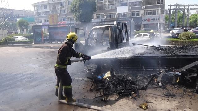 宁波一小货车当街自燃 驾驶员的手臂被烧伤