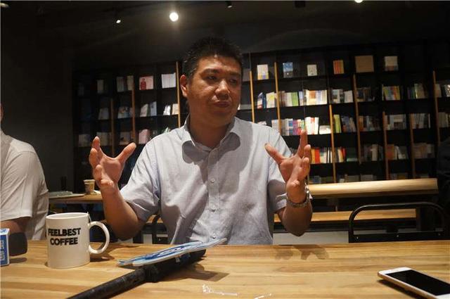 "邓小林认为,与目前最热门的"无人超市"相比,实体书店业对人工服务有