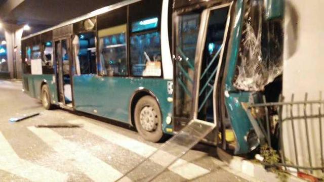 凌晨杭州城南一公交车撞立交桥墩 多人受伤
