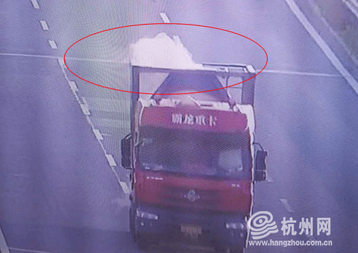 S31杭新景高速往杭州方向杨村桥收费站附近，一辆浙G牌的危化品车辆车身冒着滚滚白烟。 
